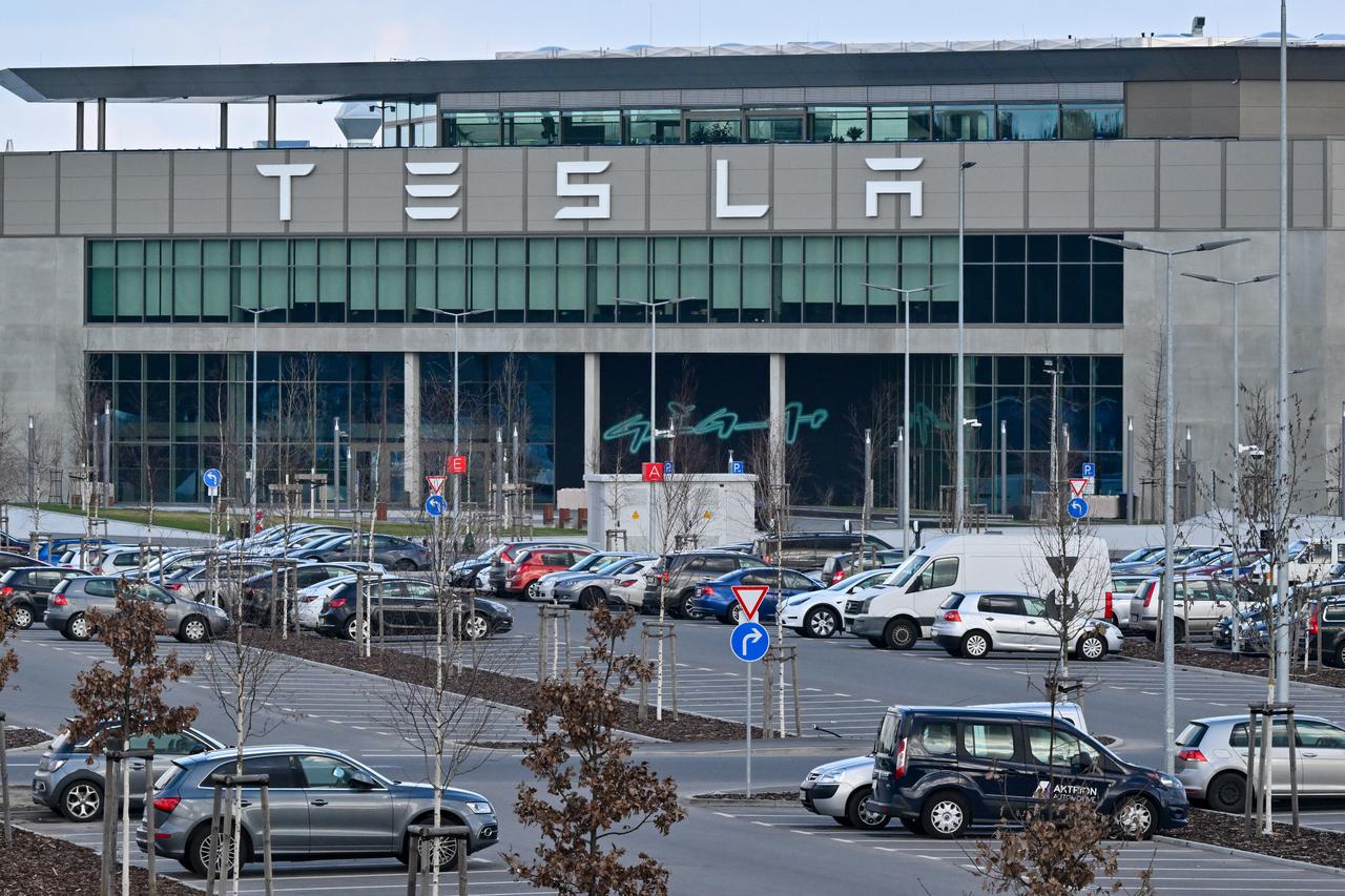 Tesla factory - standstill after power failure